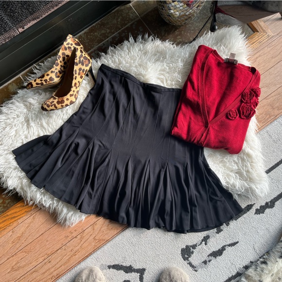 Versatile black flared skirt by Express - Picture 3 of 4